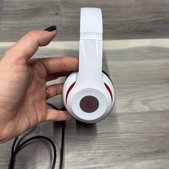 Escape Plantium White and Black bluetooth Headphones - Picture 3 of 5